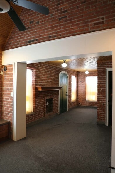 More Photos Of 126 S Pine St, Ponca City Warehouse For Sale