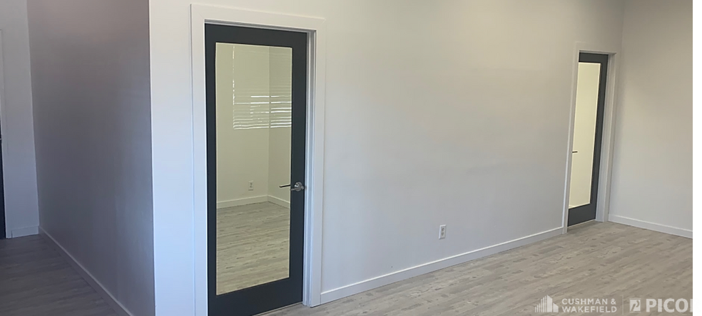 More Photos Of 460-470 W Roger Rd, Tucson Showroom For Lease