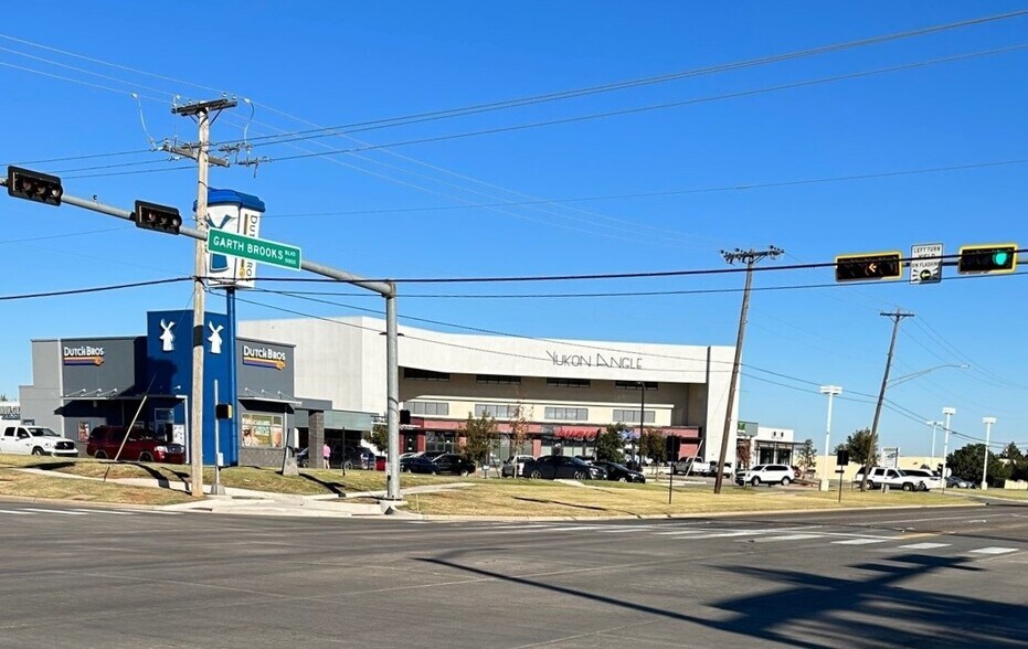 More Photos Of 1010 Garth Brooks Blvd, Yukon Storefront Retail Office For Lease