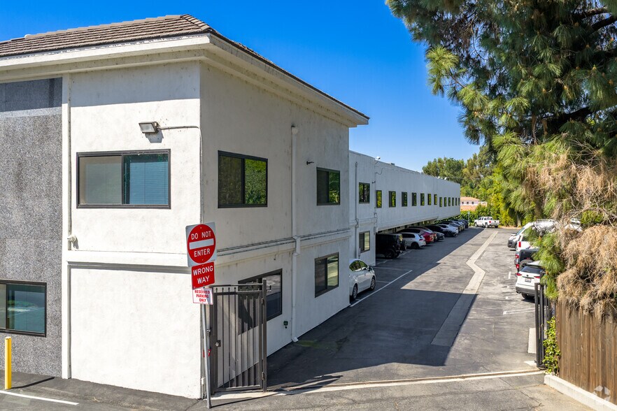 More Photos Of 23291 Ventura Blvd, Woodland Hills Loft Creative Space For Lease