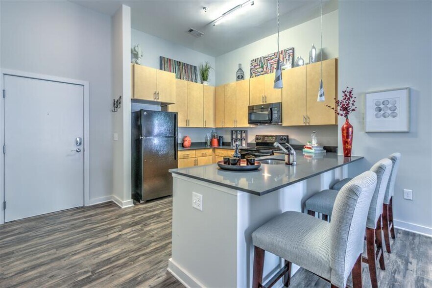 More Photos Of 395 S Highland St, Memphis Apartments For Lease