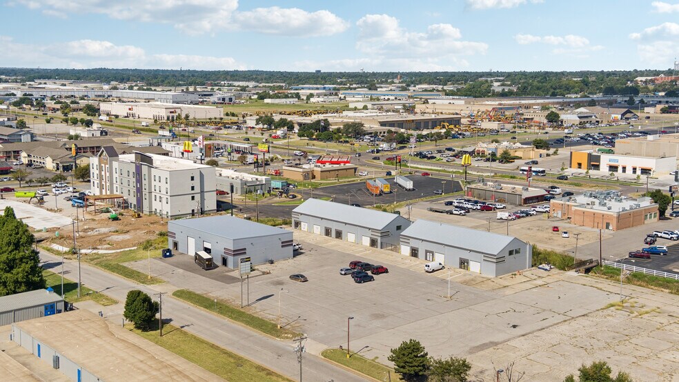 More Photos Of 4403-4411 SW 3rd St, Oklahoma City Showroom For Lease