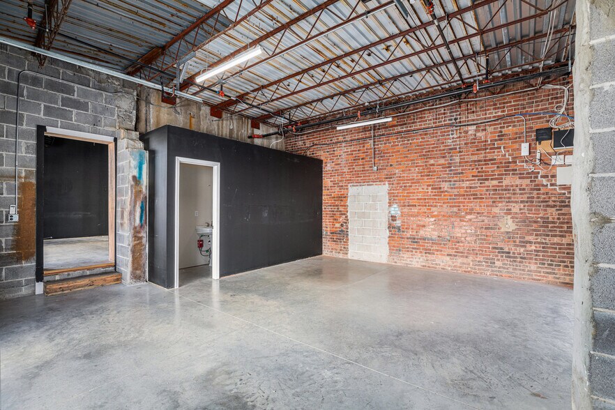 More Photos Of 2645 Madison Ave, Kansas City Apartments For Lease