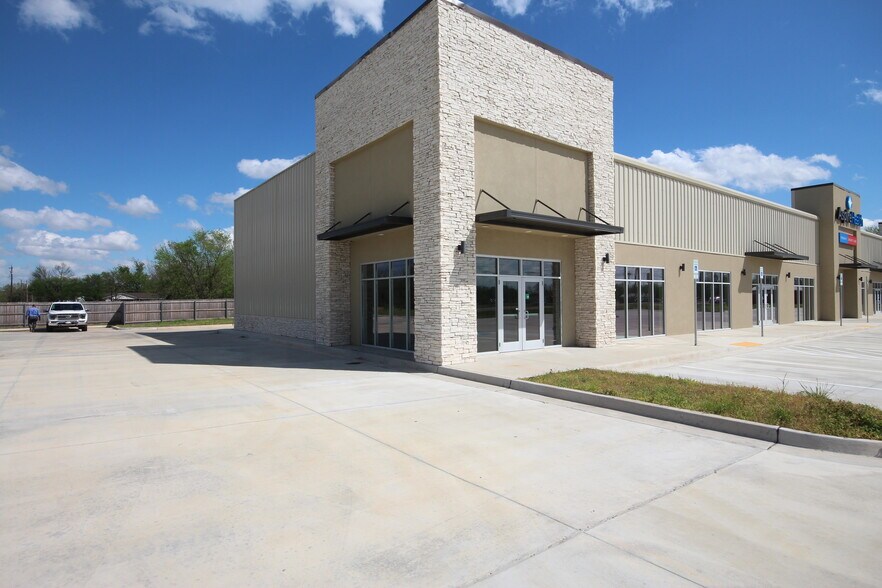 More Photos Of 900 Meriweather St, Okmulgee Freestanding For Lease