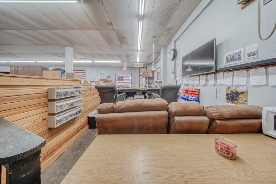 More Photos Of 105 E Walnut St, Houston Freestanding For Sale