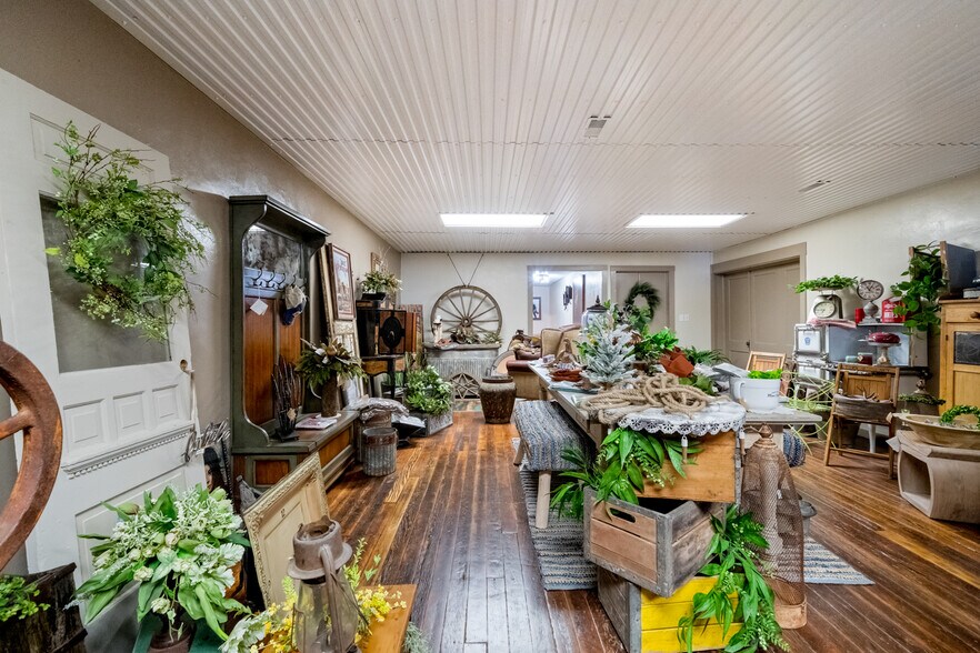 More Photos Of 122 E Cranston Ave, Fowler Flex For Sale