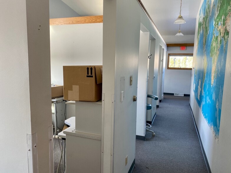 More Photos Of 2102 Marshall St, Manitowoc Flex For Lease