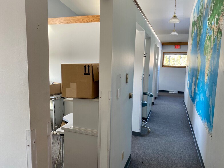 More Photos Of 2102 Marshall St, Manitowoc Flex For Lease