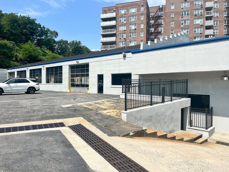 More Photos Of 1245 Central Park Ave, Yonkers Auto Dealership For Lease
