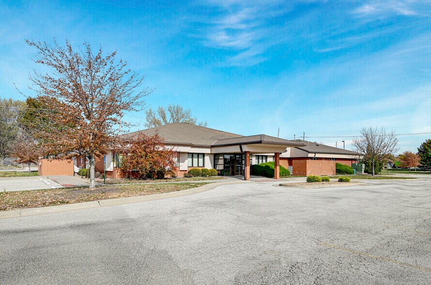 Primary Photo Of 18320 S Center St, Gardner Medical For Sale