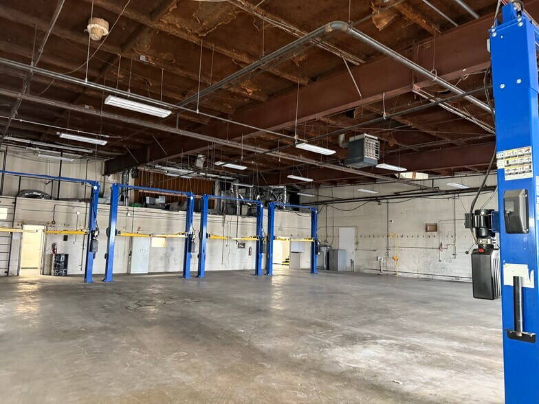 More Photos Of 2660 S Mendenhall Rd, Memphis Auto Repair For Lease