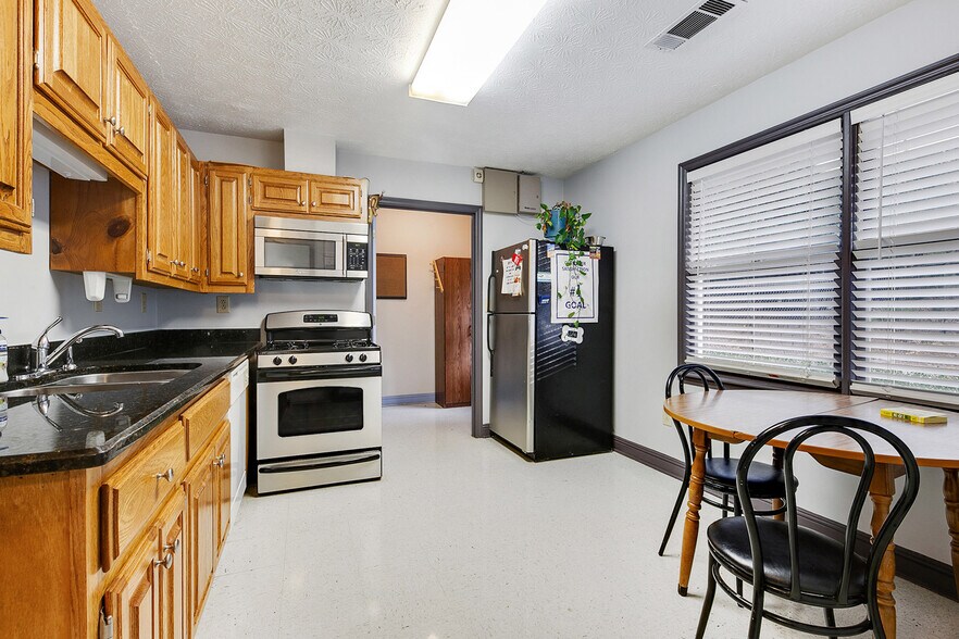 More Photos Of 22 Jefferson Pl, Newnan Veterinarian Kennel For Sale