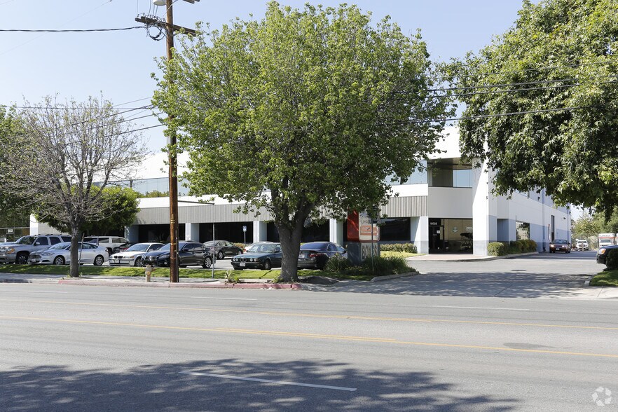 More Photos Of 15025-15055 Oxnard St, Van Nuys Warehouse For Lease