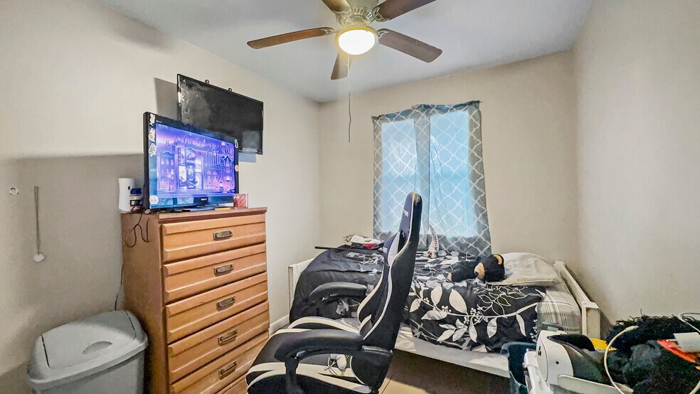 More Photos Of 300 S Cedar St, Crockett Apartments For Sale