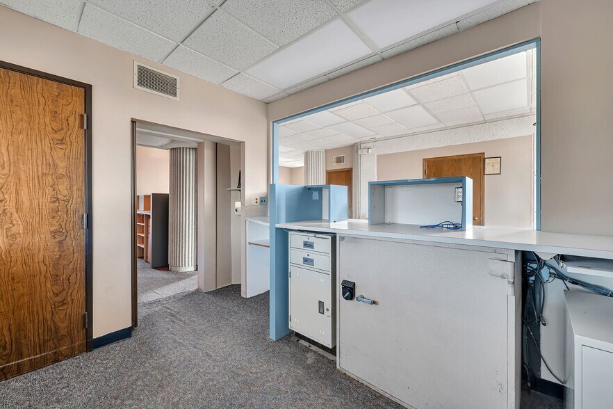 More Photos Of 24 Danny's Dr, Streator Bank For Sale