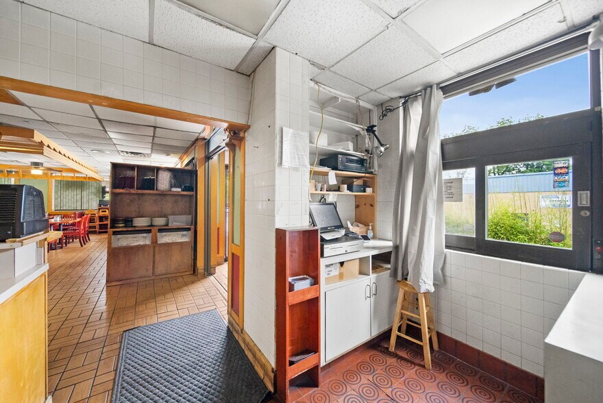 More Photos Of 514 N College Ave, Fayetteville Restaurant For Sale
