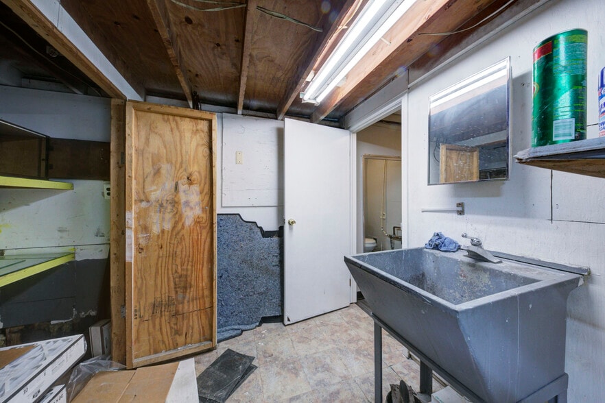 More Photos Of 36050 Goddard Rd, Romulus Auto Repair For Sale