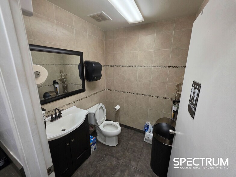 More Photos Of 14748 Calvert St, Van Nuys Service For Lease