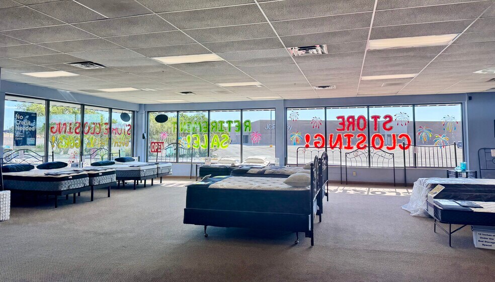 More Photos Of 3650 Iles Ave, Farmington General Retail For Lease