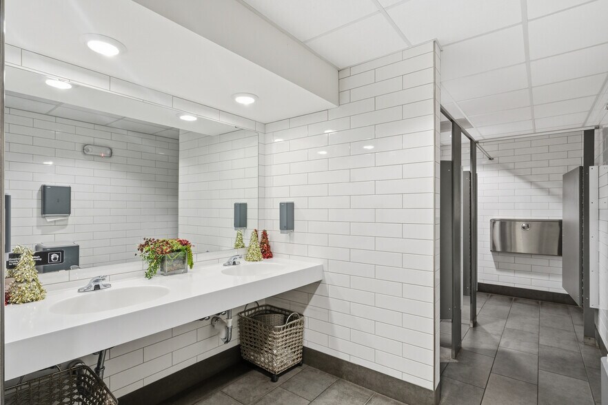 More Photos Of 706 E 23rd St, Lawrence Restaurant For Sale