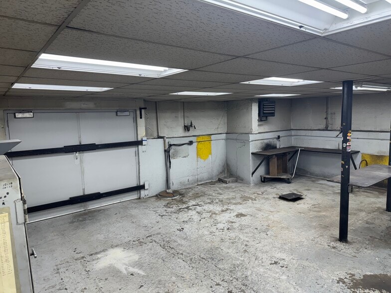 More Photos Of 3002 Dixie Hwy, Louisville General Retail For Sale