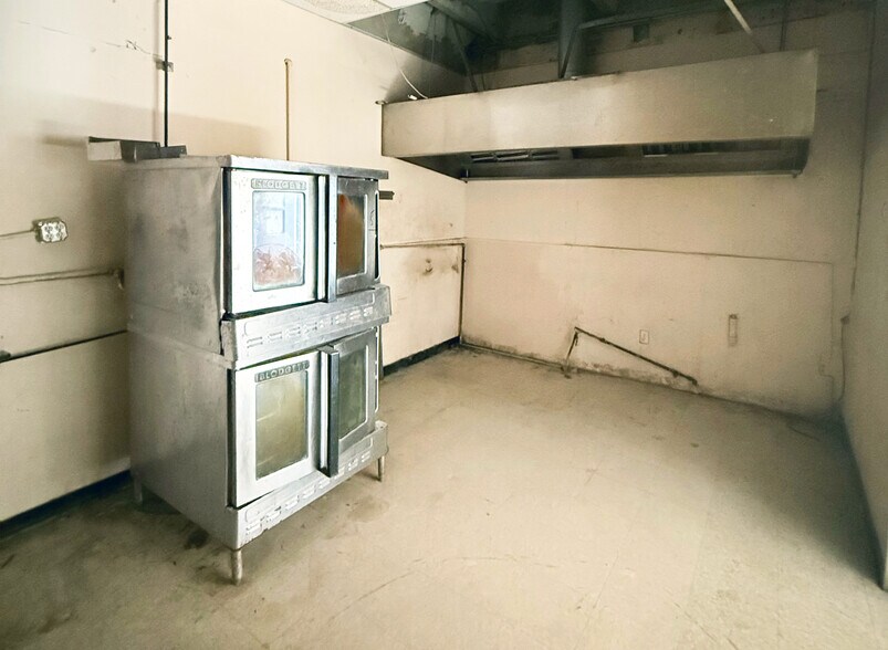 More Photos Of 1018 N Miami Beach Blvd, North Miami Beach General Retail For Lease