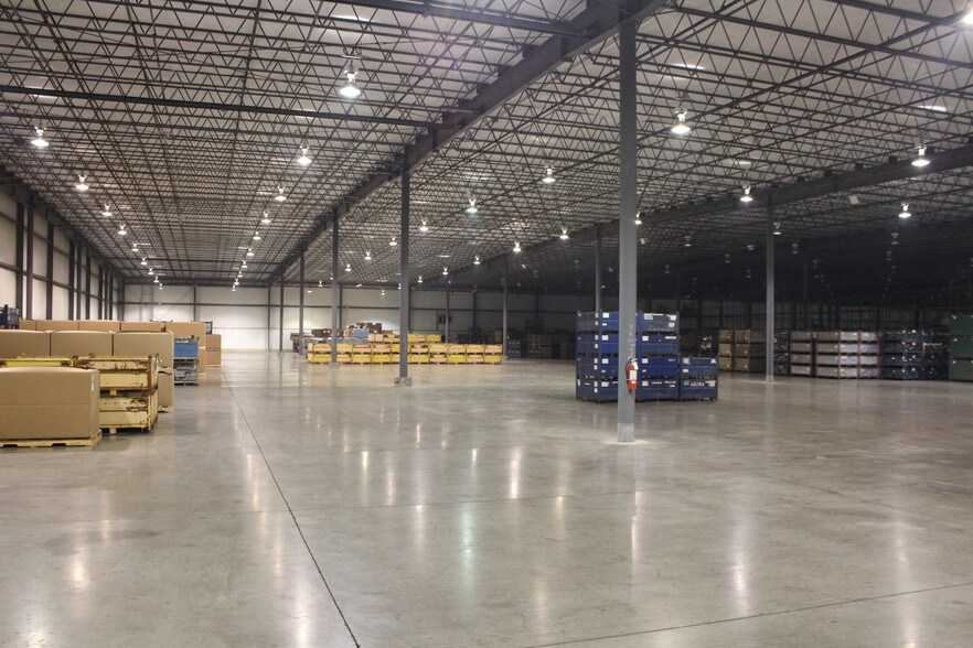 More Photos Of 715 East St, Grinnell Distribution For Lease