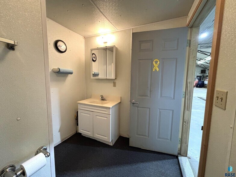 More Photos Of 1603 N Broadway Ave, Miller Industrial For Sale