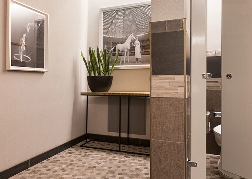 More Photos Of 8500 Menaul Blvd NE, Albuquerque Office For Lease