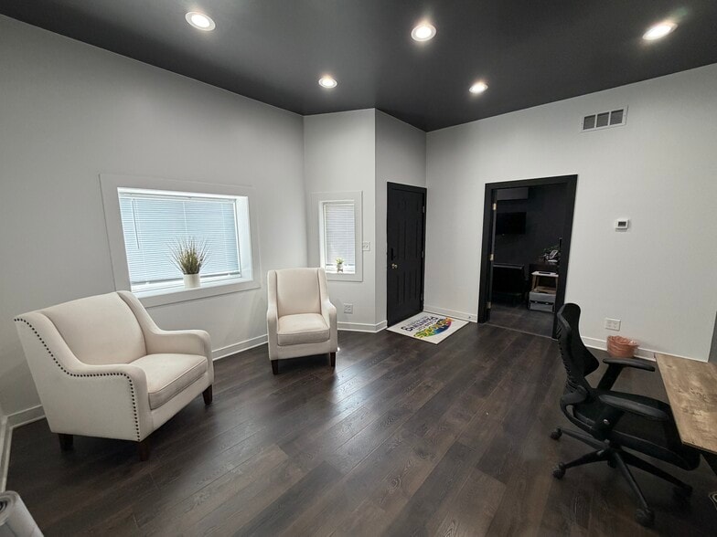 More Photos Of 1332 E Division St, Evansville Flex For Sale