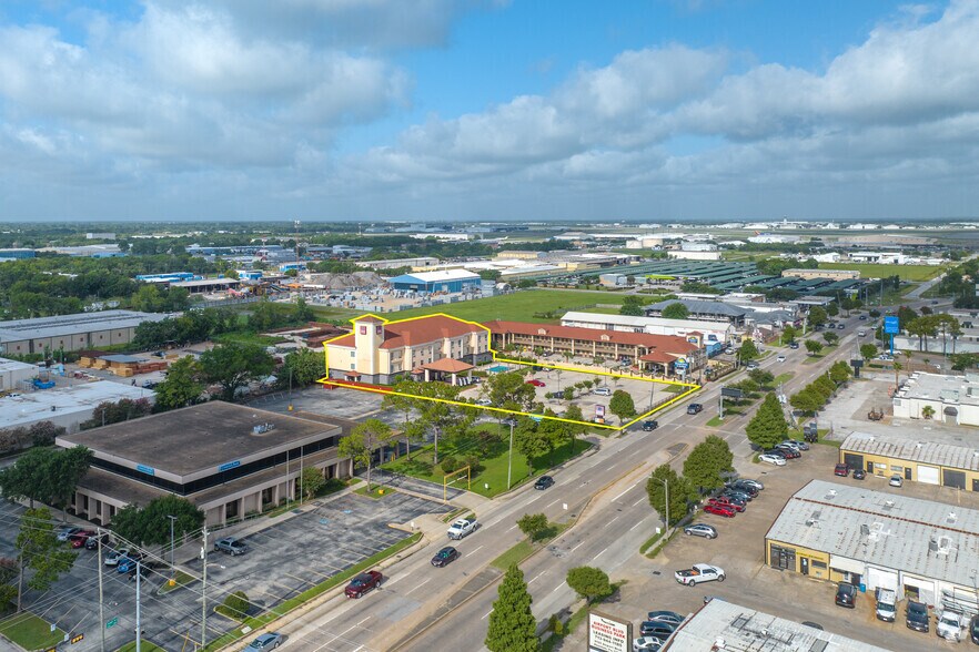 More Photos Of 9120 Airport Blvd, Houston Hotel For Sale
