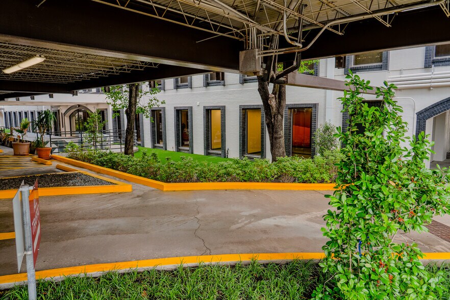 More Photos Of 4151 Southwest Fwy, Houston Office For Lease