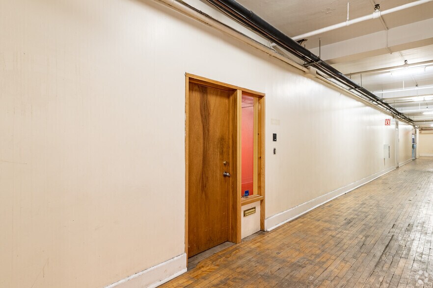 More Photos Of 350-390 Rue Sainte-Catherine O, Montréal Loft Creative Space For Lease