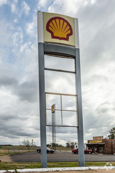 More Photos Of 551 E Lee St, Sardis Freestanding For Lease