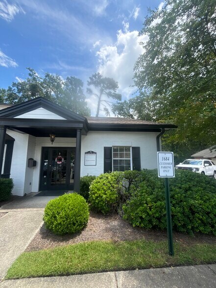 More Photos Of 1680-1684 Metropolitan Cir, Tallahassee Loft Creative Space For Lease