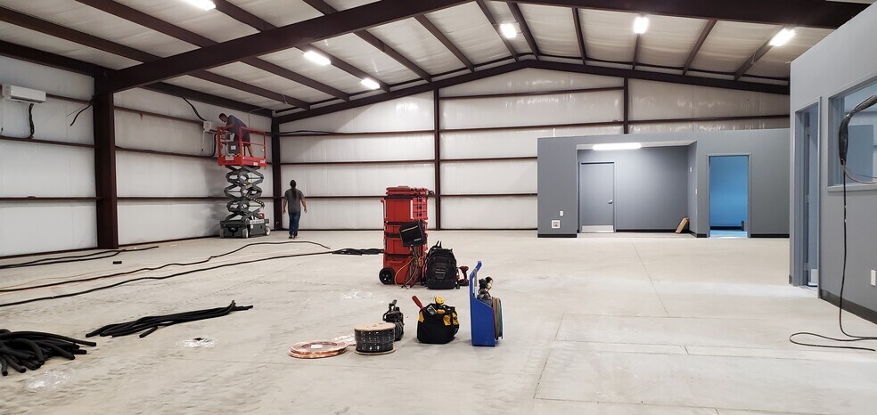 More Photos Of 10401 E Hwy 71, Spicewood Warehouse For Lease