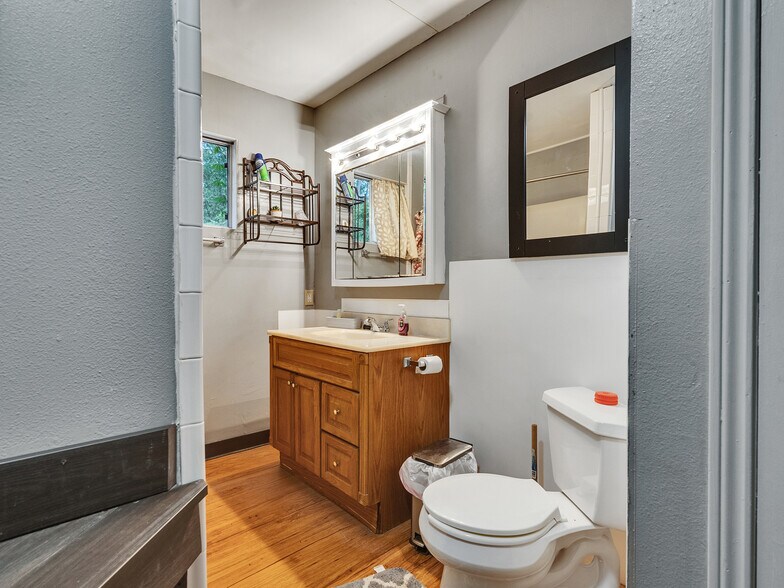 More Photos Of 280 Broken Arrow Marina, Livingston Hotel For Sale