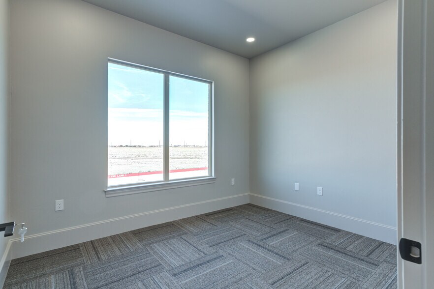 More Photos Of 1420 N Slide Rd, Lubbock Unknown For Lease