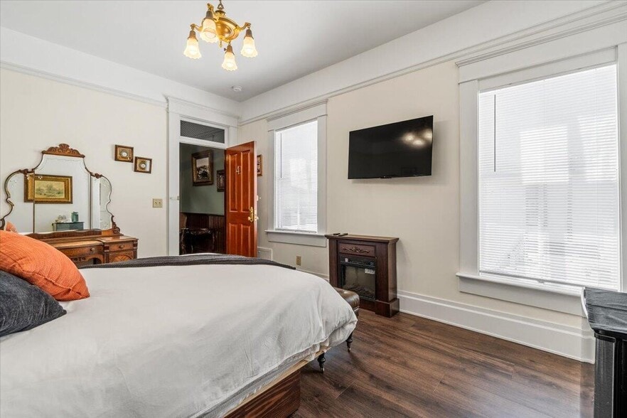 More Photos Of 315 Main St, Ferndale Hotel For Sale