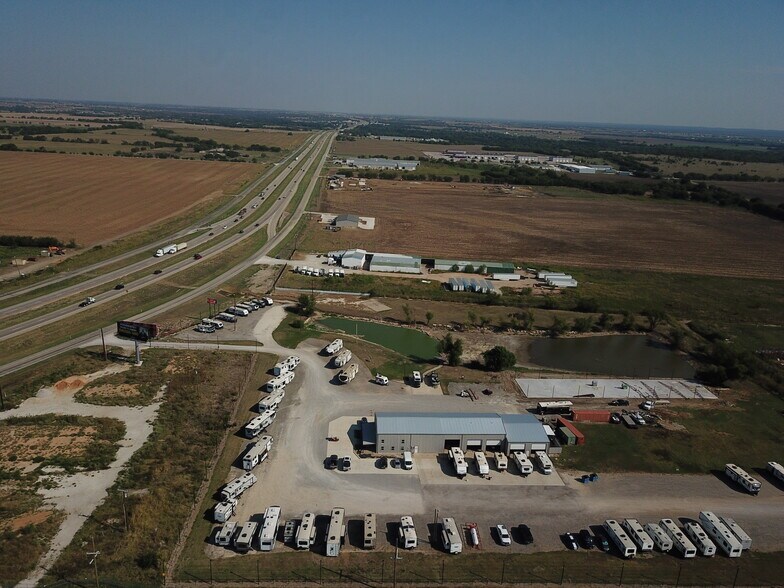 More Photos Of 13239 S Interstate 35, Valley View Manufacturing For Lease