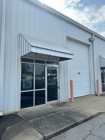 More Photos Of 1131 Highway 16 E, Newnan Flex For Lease