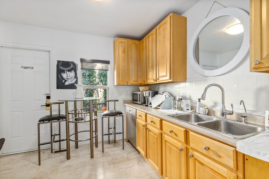 More Photos Of 2032 34th Ave SW, Calgary Office For Sale