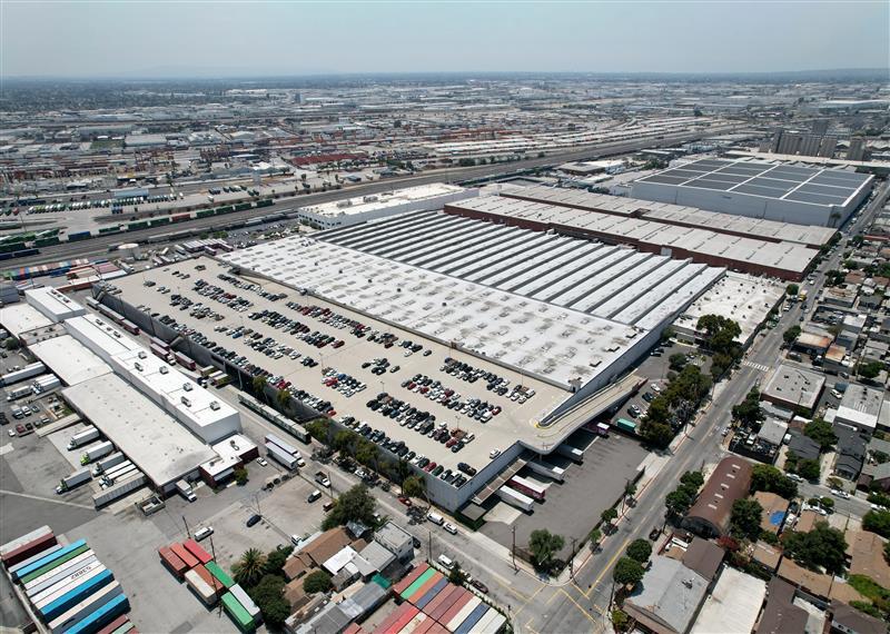 More Photos Of 4000 Union Pacific Ave, Commerce Distribution For Lease