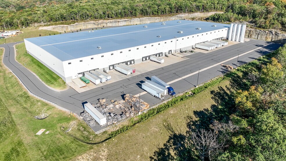 More Photos Of 130-150 Independence Dr, Pittston Township Warehouse For Lease