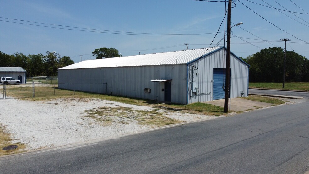 More Photos Of 309 N East St, Sherman Warehouse For Lease