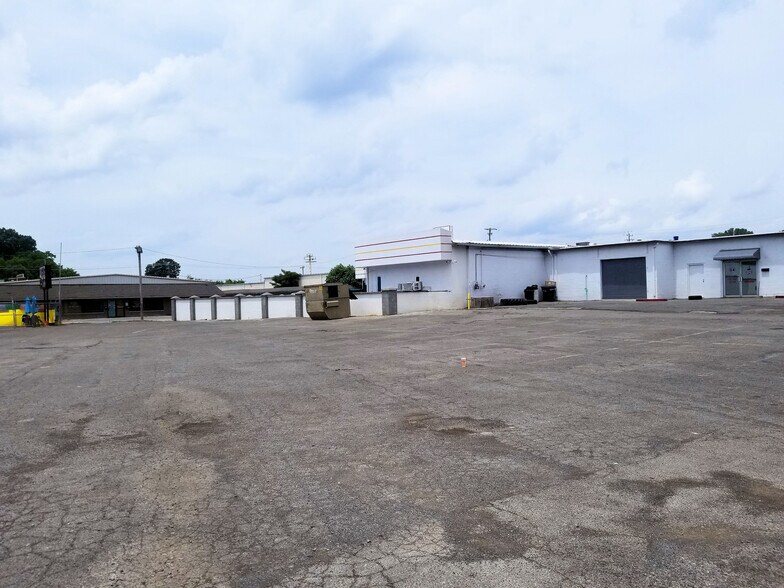 More Photos Of 395 S Ocoee St, Cleveland Showroom For Sale