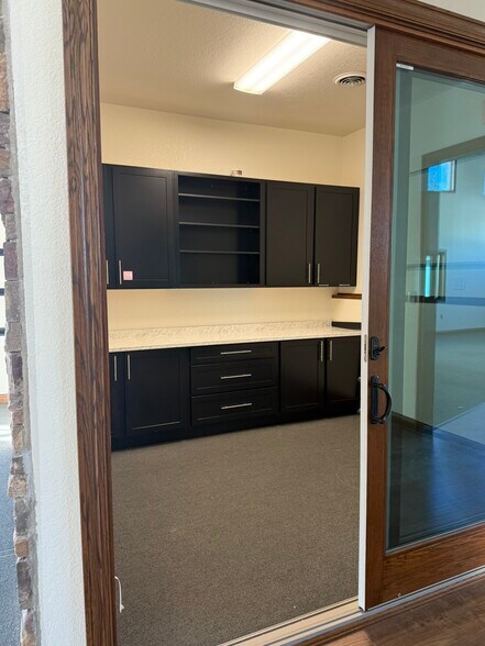 More Photos Of 517 Railroad Ave, West Des Moines Showroom For Lease