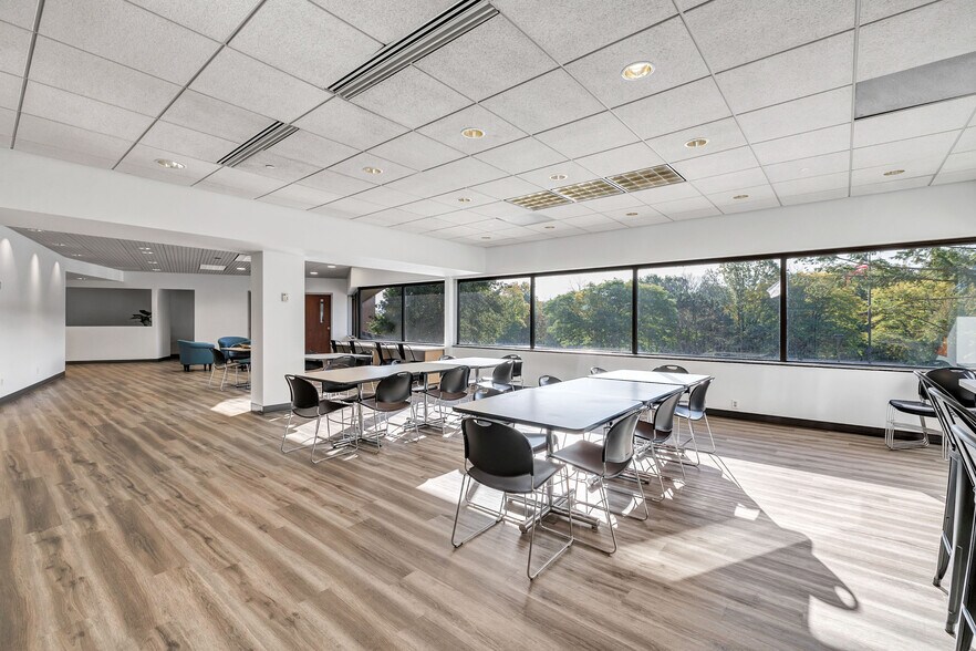 More Photos Of 700 Pilgrim Way, Green Bay Loft Creative Space For Lease