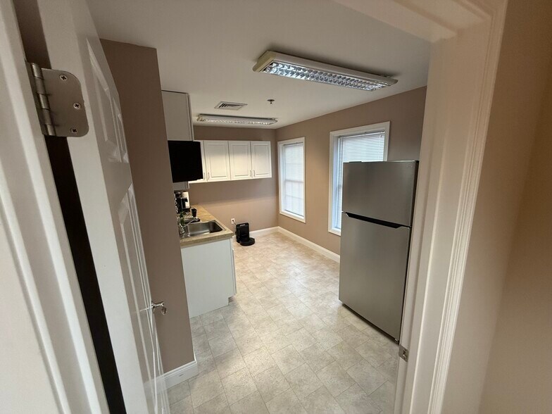 More Photos Of 127 Rockingham Rd, Windham Office For Lease