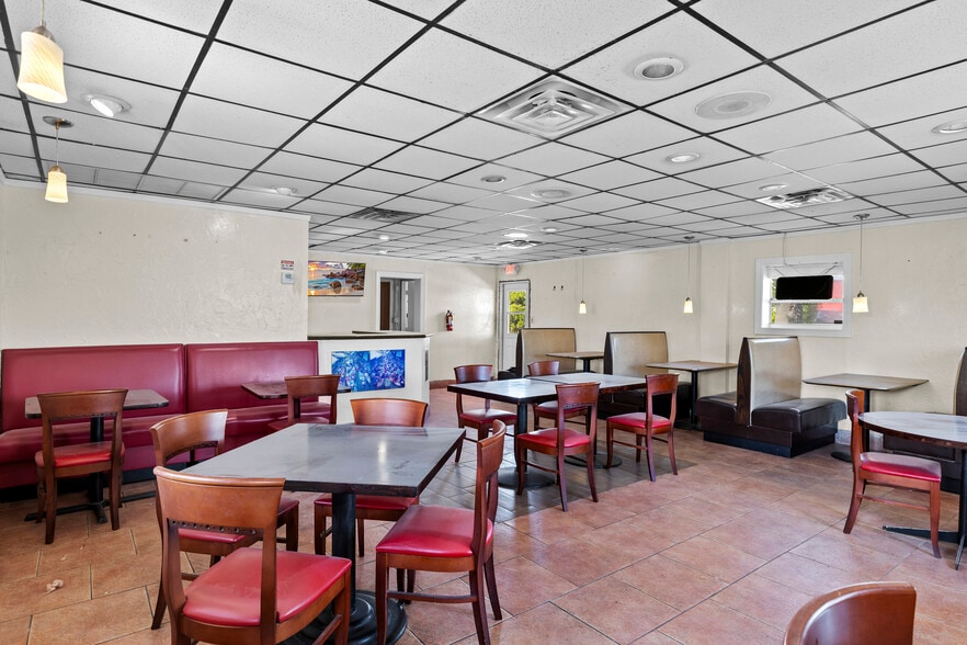 More Photos Of 7201 S Dixie Hwy, West Palm Beach Restaurant For Lease